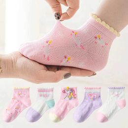 Çocuk SOCKS 5 Çift/Lot Çocuk Pamuk Çoraplar Genç Kız Boy Bebek Öğrenci Moda Mesh Yaz 1-12 Yıl Yeni Çocuk Çorap Y240504G0EP