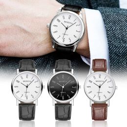 Relógios de pulso Mens 2024 Wrist Men clássico Design vintage es Leather Strap Quartz Analog for Man Relloj Hombre H240504