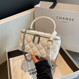 Lingge Xiaoxiangfeng Chain Bag for Women in a Niche Design with High-end Feel. One Shoulder Crossbody Bag Fashionable and Versatile Handbag