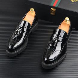 Casual Shoes England Style Men Fashion Business Wedding Dress Patent Leather Slip-on Carving Brogue Shoe Platform Loafers Mans Footwear