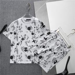 Дизайнер бренд мужская и женская мода спортивная одежда наборы писем с печатью. Мужская рубашка для рубашки с короткими брюками.