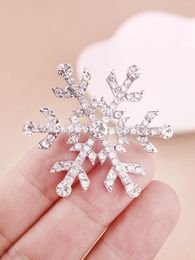 Brooches Zinc Alloy Plating Classtic Snowflake Crystal Rhinestone Christmas Pin Jewellery Cloth Accessories For Ladies And Girls