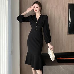 Casual Dresses French Spring Black Office Ladies Mermaid Dress 2024 High Quality Women V Neck Buttons Deco Ruffles Bodycon Party Vestidos