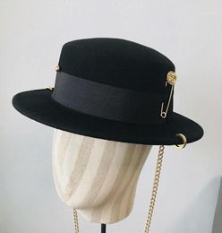 Black Cap Female British Wool Hat Fashion Party Flat Top Hat Chain Strap and Pin Fedoras for Ladies a Streetstyle Shooting11172000