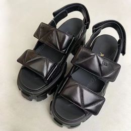 Designer Lady Leather Sandals sandalo in gomma Donne Fisherman Platform Slide Triangle Metal Logo Slifori Retro spiaggia Miccheggiatori Round Toe Sandals