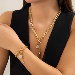 Naszyjniki wiszące grube łańcuch z błyszczącym zamkiem i kluczem naszyjnik wiszący odpowiedni do damskich modnych akcesoriów 2024 Kobiety biżuterii Q240430