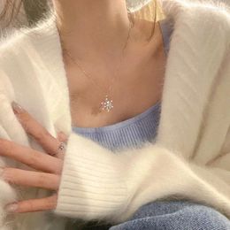 Pendant Necklaces Unique Design Rotating Snowflake Necklace Women Sweater Chain 2024 Senior Sense Light Luxury Niche Clavicle Accessory