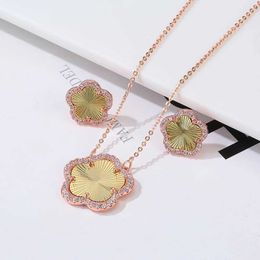 Wedding Jewelry Sets Clover Shiny Plant Flowers Five-Leaf Petals Pendant Necklace Earrings Set Lovely Luxury 18k Gold-Plated Stainless Steel H240504