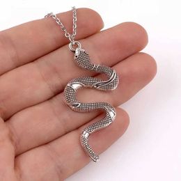Pendant Necklaces New Womens Snake Necklace New Animal Design Pendant Necklace Statement Simple and Fashionable Womens Birthday Jewellery Q240430
