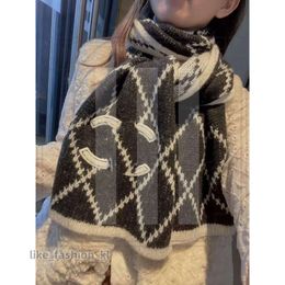 180-45Cm Channelbags Delivery Luxury Designer Top Letters Quality Winter Lattice Women Size Wool Chanells Sandal Scarf New Arrival Fashion Fast Plaid Shawl 852