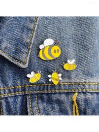 Brooches 4pcs Creative Cartoon Mini Bee Brooch Fashion Alloy Enamel Female Accessories Patch Pin Badge Daily Wear Birthday Gift