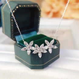 Pendant Necklaces Huitan Exquisite Three-flower Necklace For Women Dazzling CZ Romantic Bridal Wedding Accessories Fashion Party Jewellery