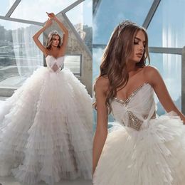 Sweetheart Romantic Ball Tulle Layered Wedding Dresses Tiered Pärlor Backless dragkedja Lace Up Court Clown Custom Made Plus Size Vestidos de Novia