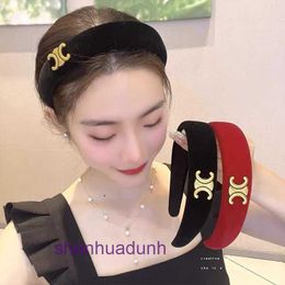 Factory Outlet wholesale New Triumph Velvet Wide Edge High Head Hair Band Womens Advanced Sense French Letter Clip Show Face Small Ornament