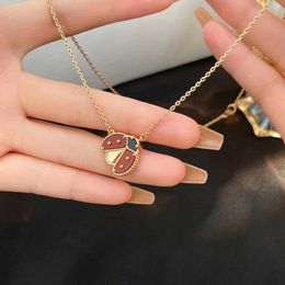 Hot 925 Sterling Silver Silver Van Ladybug Colar revestido com 18k Gold Rose Red AGate Spreading Wings Pingente Chain Chain versão superior