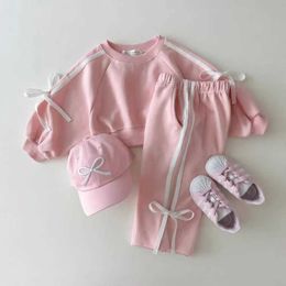 Clothing Sets 2024 Spring New Childrens Long sleeved Sports Set Baby Girl Cute Bow Sweatshirt+Pants 2-piece Set Preschool Casual SetL2405