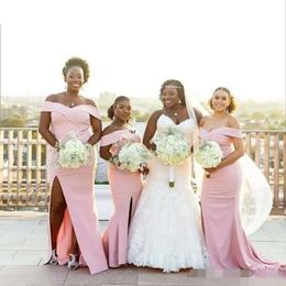 핑크 2019 인어 먼지가 많은 저렴한 신부 들러리 드레스 남아프리카 플러스 사이즈 섹시한 측면 슬릿 어깨 메이드 메이드 메이드 가운 맞춤형