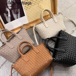 Cabat Tote Bag Bottegvenets Handbag High Grade Sensory Handmade Woven French Portable Vegetable Basket Niche Design One Shoulder Crossbody for Women frj