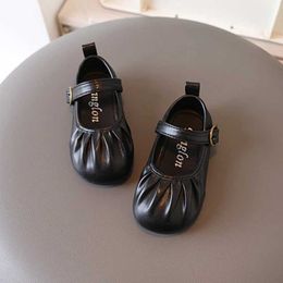 Sneakers Spring and Autumn Childrens Leather Boots Breathable Girls Flat Shoes Leather Boots Simple Style Paradigm Anti slip Childrens Mary Simple Shoes Q240506