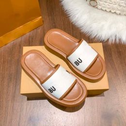 Sandals High quality designer slippers and sandals slide show classic and fashionable summer girls beach slippers flat bottomed rubber sof