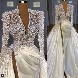 Suknie Bride ślubne sukienki z koralikami z Overskirt pociąg satynowe kryształy wysoko podzielone głębokie v szyję długie rękawy