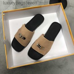 Fashion Original h Designer Slippers Famous Small Lock Buckle Flip Flops for Womens Summer Wear 2024 Flat Bottomed Sandals for Vacation with 1:1 Brand Logo