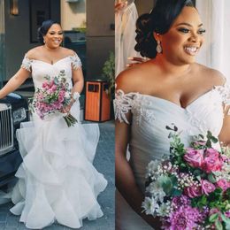 Afrikanska klänningar i plus storlek 2021 Elegant från axelpärledspetsen Applique Ruffles Custom Made Wedding Bridal Gown Vestidos
