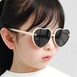 Sunglasses Fashion brand heart-shaped childrens sunglasses 2024 new cute pink cartoon bee sunglasses girl boy baby gradient glasses WX