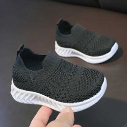Sneakers Childrens sock shoes fashionable knitted boys tennis shoes solid slide on childrens shoes breathable casual girls shoes childrens sports shoes Q240506