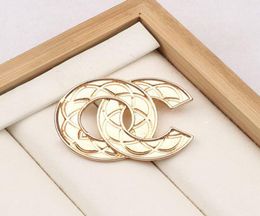 Women Gold Double Letters Brooches Vintage Hollow Chain Design Small Sweet Wind 18K Gold Plated Pearl Crystal Pins Accessories Spe6638855