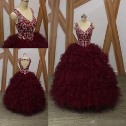 Abiti ricami Bury Quinceanera Vintage Ruffles perline Sexy Hollow Back Sleeveless V Neck Sweet 16 Prom Party Ball Ball Abito su misura.