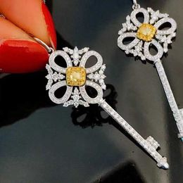 Luxury Tiifeniy Designer Pendant Collane Au750 True Diamond Giallo Chiave 18K Natural Collana Womens semplificata