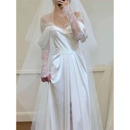 Najnowszy długi biały ramię w sukience z koronkową wysoką podłogą Długość podłogi suknie ślubne romantyczne vestido de novia es