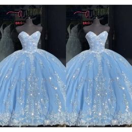 Ballgown Light z niebieskimi sukienkami 3D Quinceanera Floral Applique z koralikami cekiny Sweet Dekolt Netki