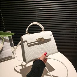Popular and Fashionable Handbag, Trendy New Western-style and Fashionable One Shoulder Simple Crossbody Commuting Small Square Bag