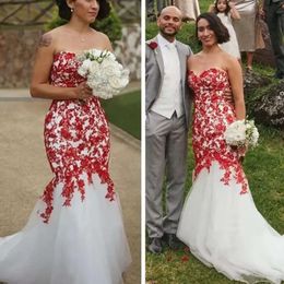 Casamento de renda Vestidos de sereia branca vermelha vestido de noiva Sweetheart Applique Sweep Sweep Train Corset de volta