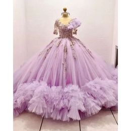 Elbiseler Lila Floral Aplike Quinceanera 3D Kısa Kollu Boncuklu Mücevher Boyun Süpürme Tren Tatlı 16 Prenses Doğum Günü Partisi Balo Balosu Artı Boyut