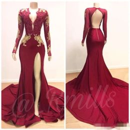 Red Mermaid Sexy Dark 2019 Prom Dresses With Gold Lace Applique Pärled Deep V Neck Backless Sweep Train Formal OCN Wear Custom Made