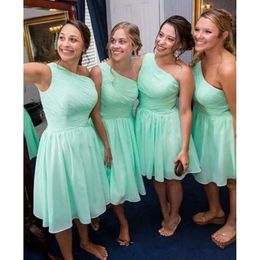 Grön 2021 Mint Bridesmaid Dresses Chiffon One Shoulder Ruched veck Knäslängd Kort Maid of Honor Gown Beach Wedding Wear Wear Vestido