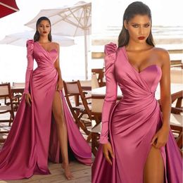 2021 klänningar en axel prom rosa blygsamma långa ärmar satin skräddarsydd hög delad veck ruched plus size aftonparty klänningar vestido