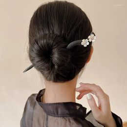 Hair Clips Chinese Style Vintage Wooden Camellia Flower Zirconia Hairpin For Women Fashion Coiled Jewellery Minimalist Accessories