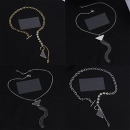 Kvinnor Tassel Black White Pendant Neckor Luxury Designer smycken Halsbandkedja Triangel P Fest Hip-Hop Punk Male Silver Smycken Halsband Pendant Design