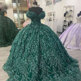 Quinceanera korsettkristaller Gröna pärlklänningar Dark Back Off the Shoulder Flowers Custom Made Sweet 16 Princess Party Ball Gown Vestidos