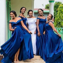 Blå 2021 brudtärna klänningar kunglig från axeln satin sida slits golv längd anpassad maid of Honor Gown African Country Wedding Wear