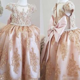 Pink Flower Gold Dresses Blush Girls 'With Lace Applique Pärlor Pärlor Juven Neck Kortlock ärmar Little Girl Princess Party Ball Gown
