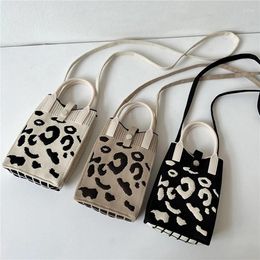 Totes 2024 Fashion Vintage Crochet Spot Medium Size Handbag Summer Ins Korean Knit Square Stylish Side Sling Bag Crossbody