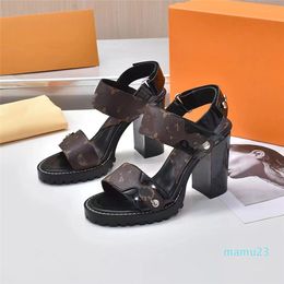 15a Luxus Archlight Dress Schuhe Damen Paseo Slingbacks Heels Shake Sandalen Patent Leder klobig Fashion Sexy Party Schnalle Square Toes Hochzeitsschuh Schuh