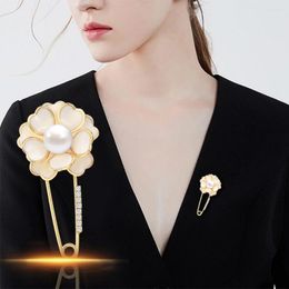 Brooches Simple And Luxurious Natural Mother Pearl Camellia Brooch Women's Temperament Suit To Act The Role Of Cardigan Sweater Coat Pin