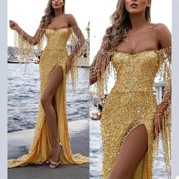 Sparkly Dresses Designer Evening Gold -paljetter Pärlade kristaller från axelsidan slits sjöjungfru långa ärmar skräddarsydda prom party klänning vestido