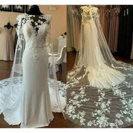 Vestidos de sereia Lindos apliques de renda no vestido de noiva com botões cobertos de capa